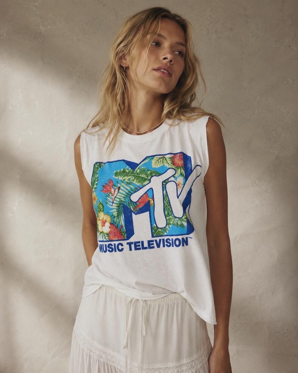 MTV Womens White Y2K Logo Muscle Graphic Tee by Recycled Karma Size XS